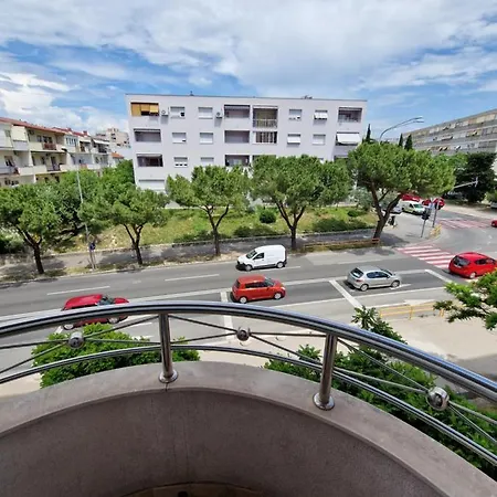 Karoglan Apartment *