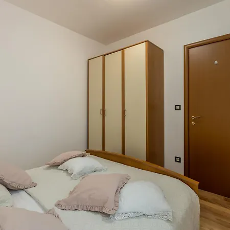 Apartment Karoglan